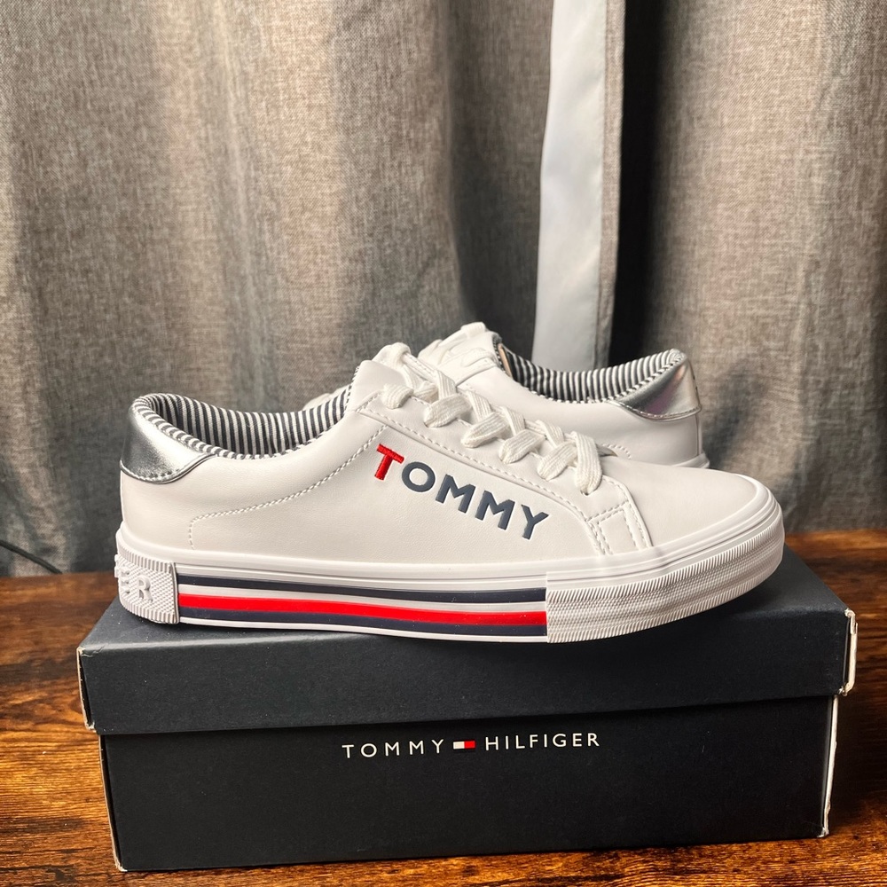 New
Tommy Hilfiger Women's Twkery Sneaker size 8
